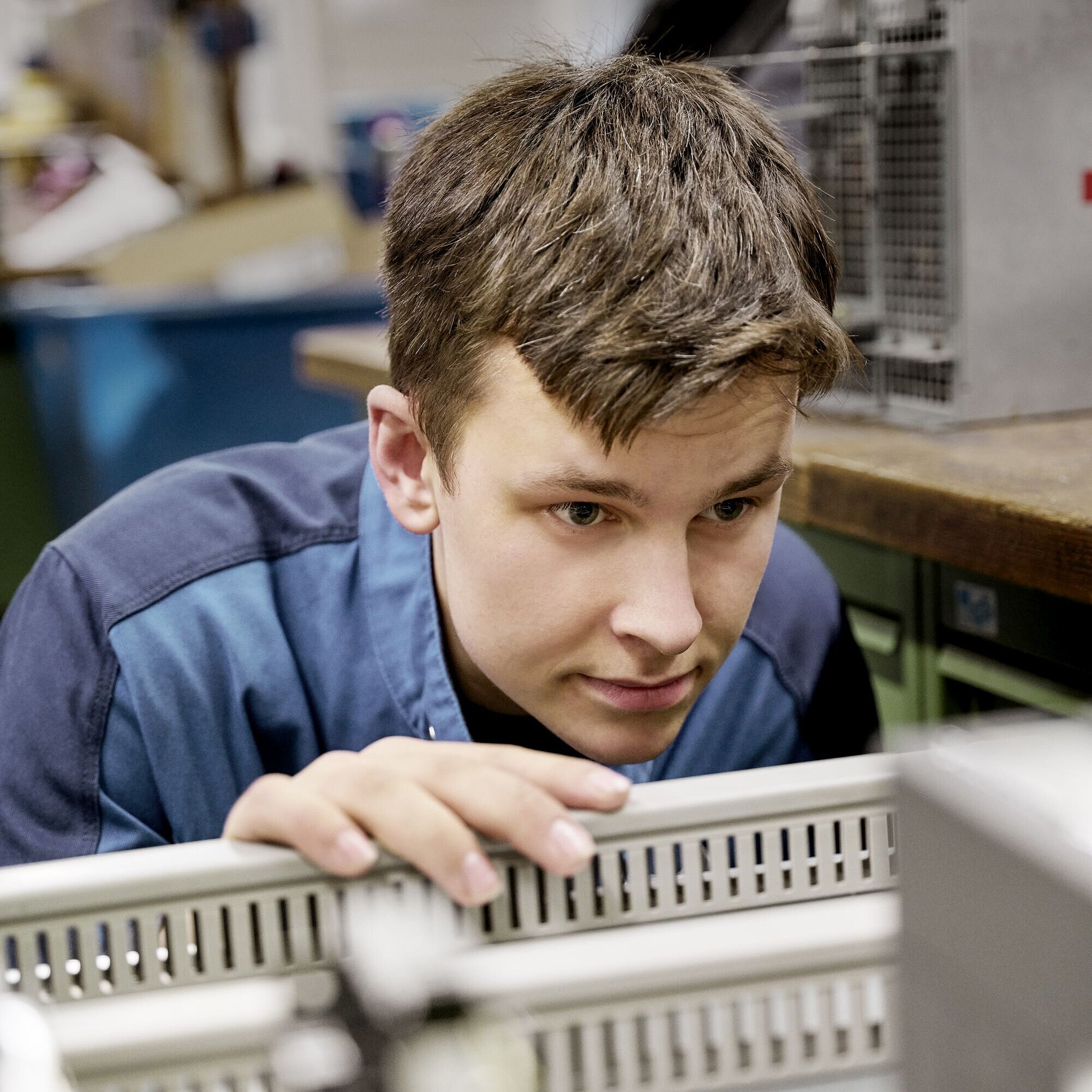 Mitarbeiter in der E-Werkstatt